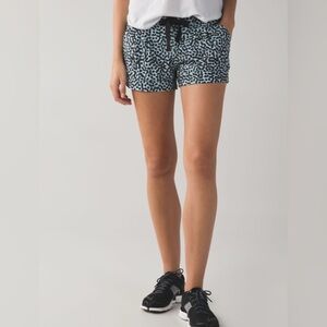 Lululemon Spring Break Away Short 4 Way Stretch Ace Spot Tranquil Green‎ Black 8
